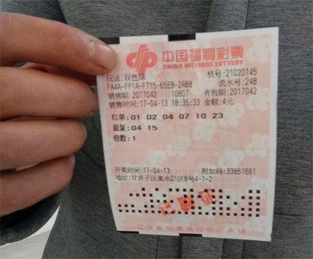 娇妻粉嫩被两个黑人前后夹击小说